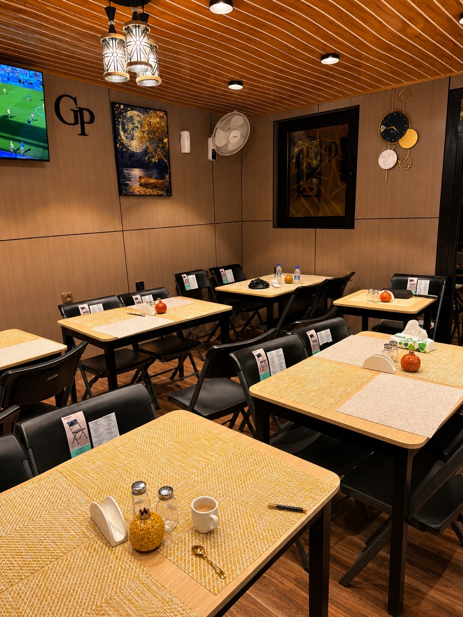 Une salle chaleureuse aux boiseries dorées